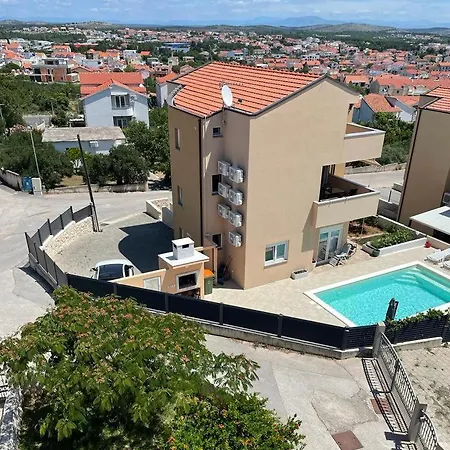 Helena Apartment *